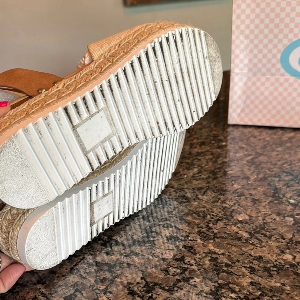 Soda Tan and Cream Espadrille Shoes with Platform Sole EUC 9